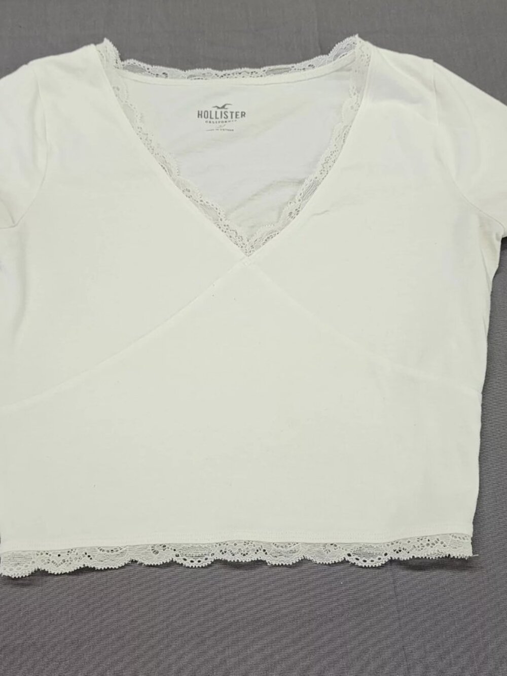 Hollister Women's S White Lace Trim V-Neck Short Sleeve Cropped T-Shirt Top
